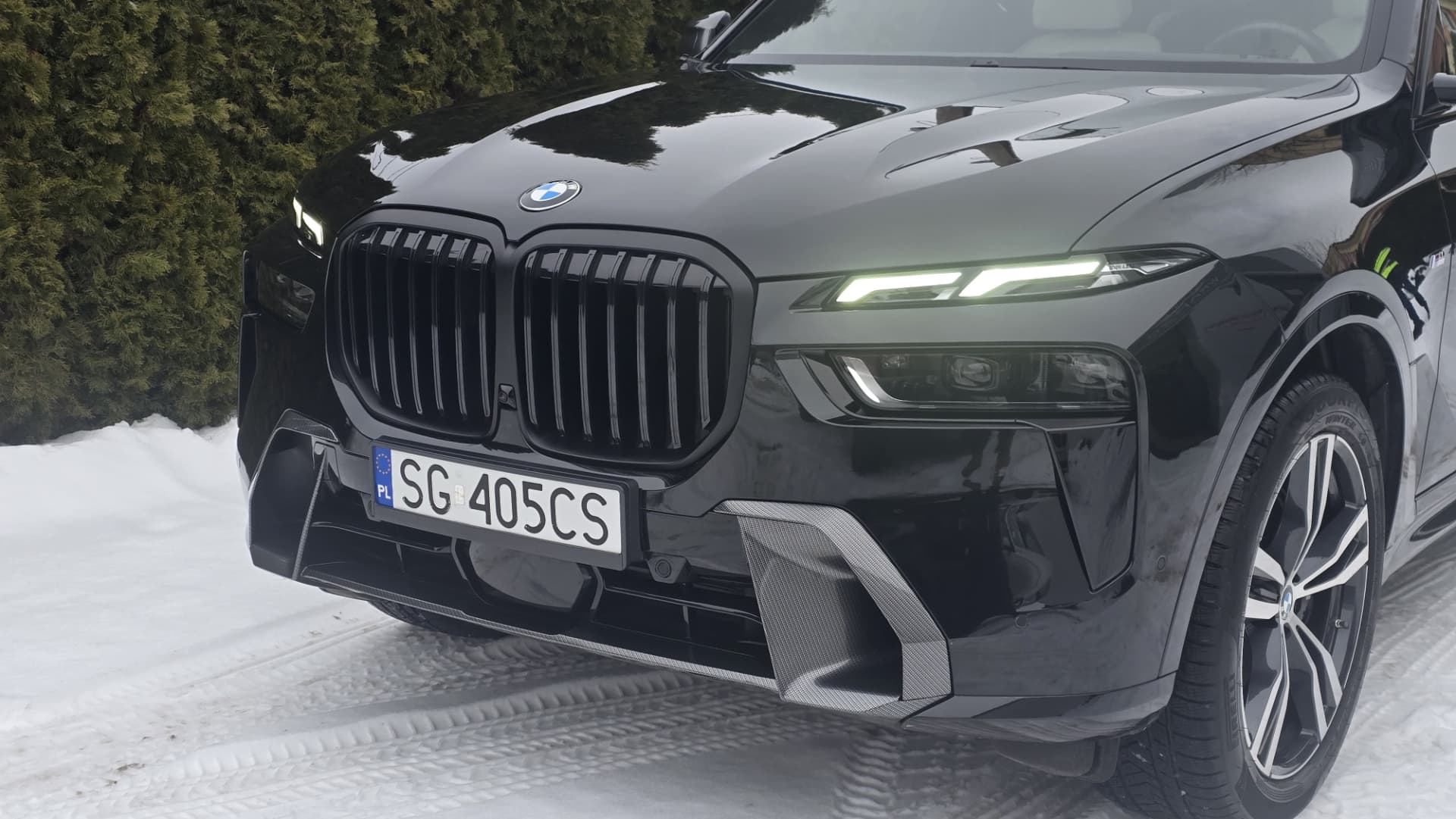 BMW X7 — stylizacja detalami karbonowymi